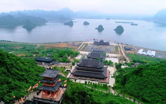 Toàn cảnh chùa Tam Chúc (Hà Nam). Để hoàn thành dự án này, nhà đầu tư dự kiến phải mất thêm 50 năm nữa. Khi đó, chùa Tam Chúc sẽ trở thành ngôi chùa lớn nhất thế giới với diện tích quần thể lên tới 5.000 ha